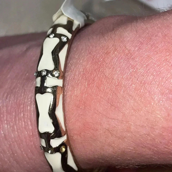 WHITE /GOLD ENAMEL HINGED BANGLE WITH RHINESTONE ACCENTS - Picture 5 of 7